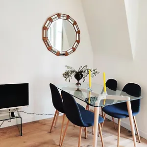 Floor Nest, Balcony Close To Sea And Old-town Apartment
